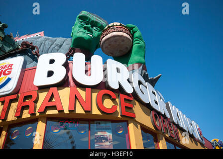 Un bizzarro Burger King ristorante franchising con Frankenstein tenendo un burger il Clifton Hill in Niagara Falls Canada Foto Stock