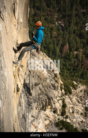 Due uomini free climbing una grande parete rotta su El Capitan in Yosemite National Prk nelle montagne della Sierra Nevada, in California. Foto Stock