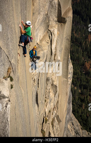 Due uomini free climbing una grande parete rotta su El Capitan in Yosemite National Prk nelle montagne della Sierra Nevada, in California. Foto Stock