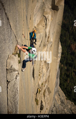 Due uomini free climbing una grande parete rotta su El Capitan in Yosemite National Prk nelle montagne della Sierra Nevada, in California. Foto Stock