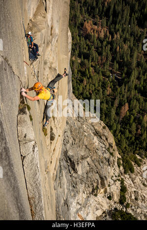 Due uomini free climbing una grande parete rotta su El Capitan in Yosemite National Prk nelle montagne della Sierra Nevada, in California. Foto Stock