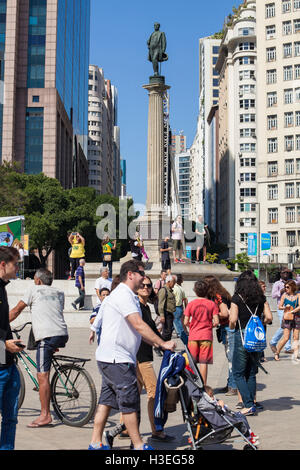 Persone godetevi il sole di giorno a rivitalizzata Praca Maua ( Maua Square ) a Rio de Janeiro downtown, Brasile, una ex zona degradata della violenza urbana e la prostituzione, come parte del porto Maravilha Project ( meraviglioso programma porta ), un progetto di rivitalizzazione del territorio della città zona portuale. Foto Stock