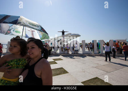 Persone godetevi il sole di giorno a Pier Maua accanto al rivitalizzato Praca Maua ( Maua Square ) a Rio de Janeiro downtown, Brasile, una ex zona degradata della violenza urbana e la prostituzione, come parte del porto Maravilha Project ( meraviglioso programma porta ), un progetto di rivitalizzazione del territorio della città Zona Portuale - Il Museo di domani ( Museu do Amanha ) in background, un museo della scienza progettato da neofuturistic spagnolo Santiago Calatrava. Foto Stock