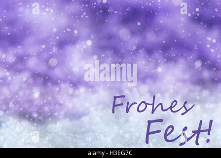 Sfondo viola, neve fiocchi di neve, Frohes Fest significa Buon Natale Foto Stock