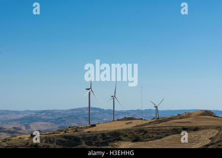 Paesaggi della Sicilia centrale in estate. Con la tipica siciliana di colline e ulivi, con una strada che si snoda attraverso la moun Foto Stock