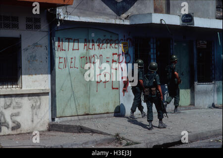 Usulatan, EL SALVADOR, Marzo 1982: Esercito di El Salvador di pattuglia vicino Usulatan dopo pesanti combattimenti. Foto Stock