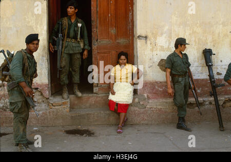 USULATAN, EL SALVADOR, Marzo 1982: U.S. addestrate ed equipaggiate Atlacatl brigata dell'esercito di El Salvador di pattuglia vicino Usulatan Foto Stock