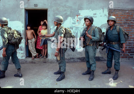 USULATAN, EL SALVADOR, Marzo 1982: U.S. addestrate ed equipaggiate Atlacatl brigata dell'esercito di El Salvador di pattuglia vicino Usulatan Foto Stock