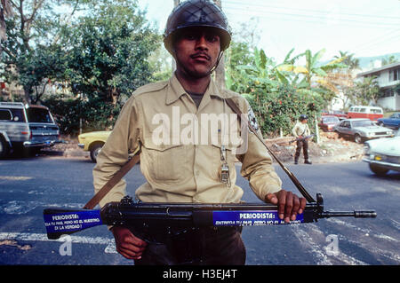 SAN SALVADOR EL SALVADOR, Marzo 1982: il National Guardsman fucile con adesivo dicendo "Giornalisti - tradire il vostro paese, ma non tradire la nostra. Dire la verità!" Foto Stock