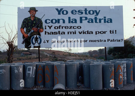 SAN SALVADOR EL SALVADOR, Marzo 1982: Amy propaganda poster vicino territorio impugnata nella provincia di Morazan. Foto Stock