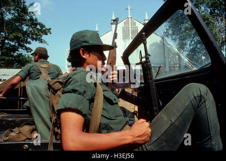 SAN SALVADOR EL SALVADOR, Marzo 1982: Soldati di pattuglia nella capitale. Foto Stock