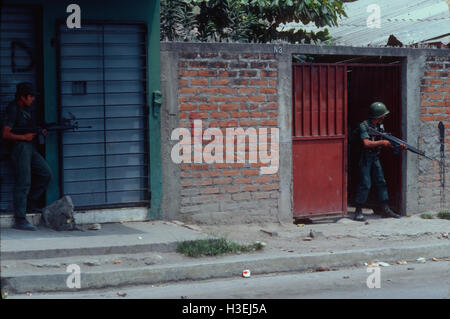 Usulatan, EL SALVADOR, Marzo 1982: Esercito di El Salvador di pattuglia vicino Usulatan dopo pesanti combattimenti. Foto Stock