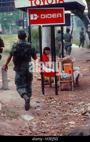 SAN SALVADOR EL SALVADOR, Marzo 1982: soldati a piedi patrol vicino a loro caserma. Foto Stock