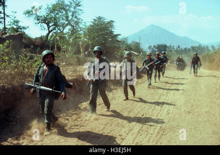 USULATAN, EL SALVADOR, Marzo 1982: U.S. addestrate ed equipaggiate Atlacatl brigata dell'esercito di El Salvador di pattuglia vicino Usulatan dopo pesanti combattimenti. Foto Stock