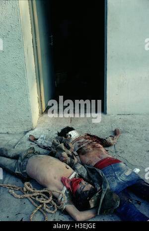 CUSCATANCINGO, San Salvador El Salvador, 28 marzo 1982: soldati caricare i corpi dei guerriglieri morti in un esercito carrello. Foto Stock