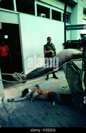 CUSCATANCINGO, San Salvador El Salvador, 28 marzo 1982: soldati caricare i corpi dei guerriglieri morti in un esercito carrello. Foto Stock