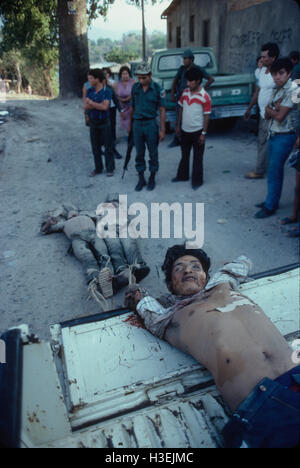 CUSCATANCINGO, San Salvador El Salvador, 28 marzo 1982: soldati caricare i corpi dei guerriglieri morti in un esercito carrello. Foto Stock