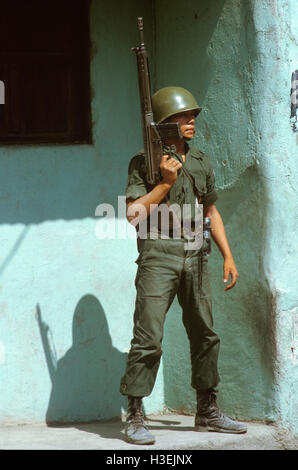 USULATAN, EL SALVADOR, Marzo 1982: U.S. addestrate ed equipaggiate Atlacatl brigata dell'esercito di El Salvador di pattuglia vicino Usulatan Foto Stock