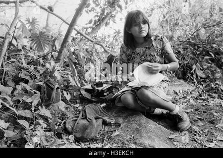 GUAZAPA, EL SALVADOR, FEB 1984: - all'interno del FPL Guerrilla zone di controllo - Le donne di guerriglia operatori radio mantenere il contatto tra FPL unità di combattimento. Foto Stock