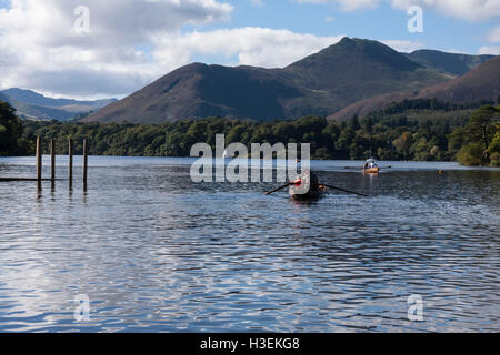 Una vista panoramica di Derwentwater nel Parco Nazionale del Distretto dei Laghi,Cumbria,Inghilterra mostrando persone in imbarcazioni a remi in acqua Foto Stock