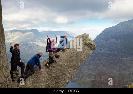 Felice escursionisti sulla roccia di cannone sul monte Tryfan nord cresta sopra la valle Ogwen nelle montagne del Parco Nazionale di Snowdonia (Eryri). Wales UK Foto Stock