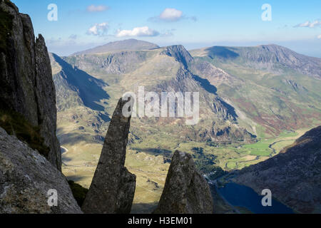 Vista Foel Goch dal versante roccioso del monte Tryfan nord cresta sopra Ogwen Valley in montagne di Snowdonia. Wales UK Foto Stock