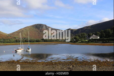 Torr nead un eoin e barche a vela in loch ranza lochranza Isle of Arran Scozia settembre 2016 Foto Stock