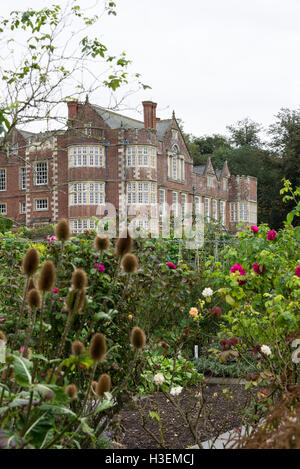 Il Burton Agnes Hall and Gardens, splendidamente mantenuto, si trova a Burton Agnes, vicino a Driffield, East Yorkshire, Inghilterra, Regno Unito Foto Stock