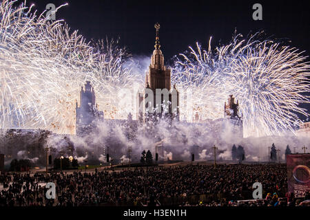 Moscow International Festival cerchio di luce. Fuochi d'artificio pirotecnici mostra su l'Università Statale di Mosca Foto Stock