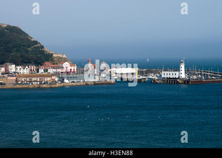 Il South Bay a Scarborough con spiaggia e mare dall'Esplanade North Yorkshire England Regno Unito Regno Unito Foto Stock