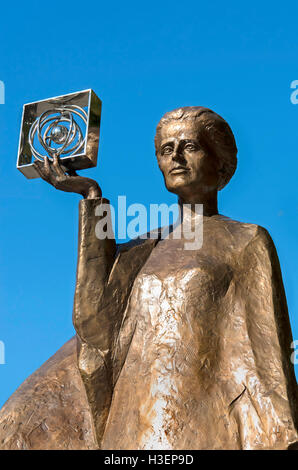 Polonia - Varsavia: monumento dedicato a Marie Sklodowska-Curie, un scienziato Polish-French, scopritore di polonio e il radio, due volte il premio Nobel. Foto Stock