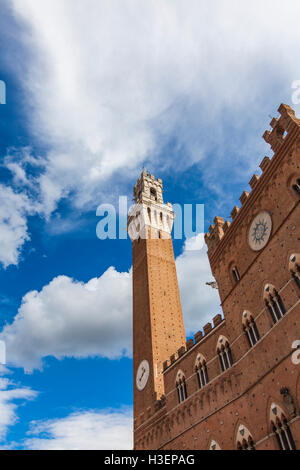 Palazzo Publico e Torre del Mangia a Siena, Italia Foto Stock
