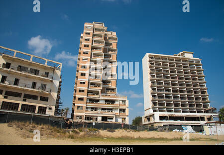 Palm Beach con abbandonato hotel pronti a crollare a Varosha città fantasma, Famagosta, la parte settentrionale di Cipro Foto Stock