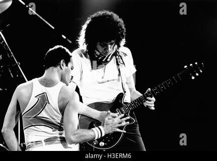 Freddy Mercury & Brian May dei Queen raffigurato all Byrne Arena nel New Jersey il 6 agosto 1988. © Gary Gershoff / MediaPunch Foto Stock