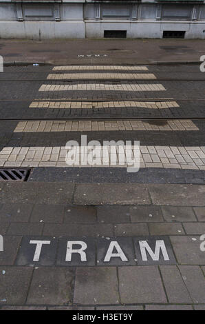 Attraversamento pedonale con avviso del tram nel centro di Anversa, Belgio Foto Stock