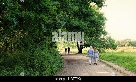 La gente a prendere un pomeriggio passeggiata su Wimbledon Common, Londra, Inghilterra, Regno Unito Foto Stock