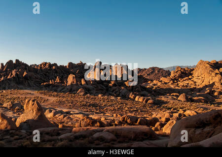 Filmato strada in Alabama sulle colline vicino a Lone Pine, CA Foto Stock