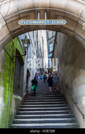 Edimburgo, Scozia - 10 Settembre 2016: Fleshmarket vicino con persone non identificate. La chiude sono i vicoli storici legati Foto Stock