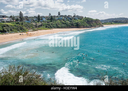 Guardando verso il basso sulla surfisti a Warriewood Beach Sydney Australia Foto Stock