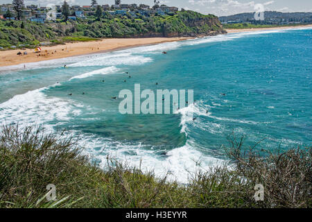 Guardando verso il basso sulla surfisti a Warriewood Beach Sydney Australia Foto Stock