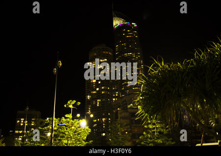 La città e la contea di edificio hotel vista notturna con verde e luce. twin edificio grande architettura Foto Stock