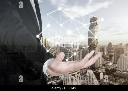 Imprenditore presentando il collegamento in rete e il partenariato di interazione. Rete di connessione del concetto. Foto Stock