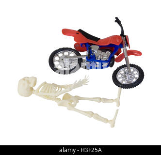 Lo scheletro di posa a terra accanto al motociclo - percorso incluso Foto Stock