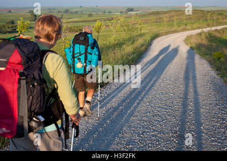 La mattina presto luce getta ombre lunghe di pellegrini lungo il Camino de Santiago, route Francesca Foto Stock