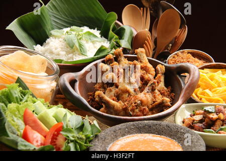 Nasi Uduk Betawi, tradizionale saporito piatto di riso da Betawi, Giacarta. Servita con una varietà di piatti laterali. Foto Stock