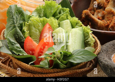 Fresche verdure crude, un tradizionale di accompagnamento di molti piatti indonesiani, come Nasi Uduk Betawi. Foto Stock