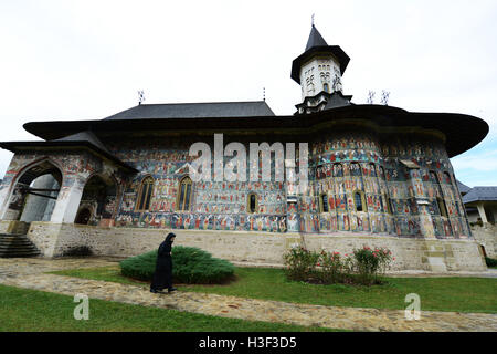 Il bellissimo dipinto chiesa presso il Monastero Sucevita nel nord della Moldavia, Romania. Foto Stock