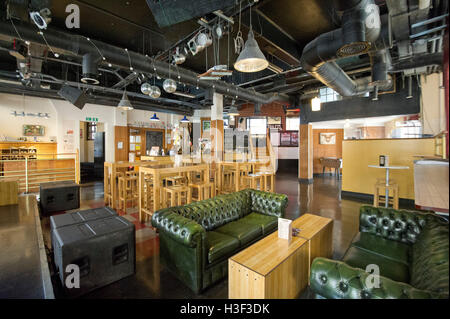 Le corsie di un cafe/bar/ristorante con ten-pin bowling lanes, Bristol, Regno Unito Foto Stock