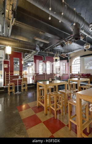 Le corsie di un cafe/bar/ristorante con ten-pin bowling lanes, Bristol, Regno Unito Foto Stock