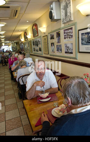 Papa's il tradizionale pesce e patatine ristorante, Weston-Super-Mare, Somerset. Foto Stock